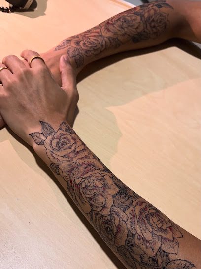 Please Stay Still (Henna & Jagua Tattoo)